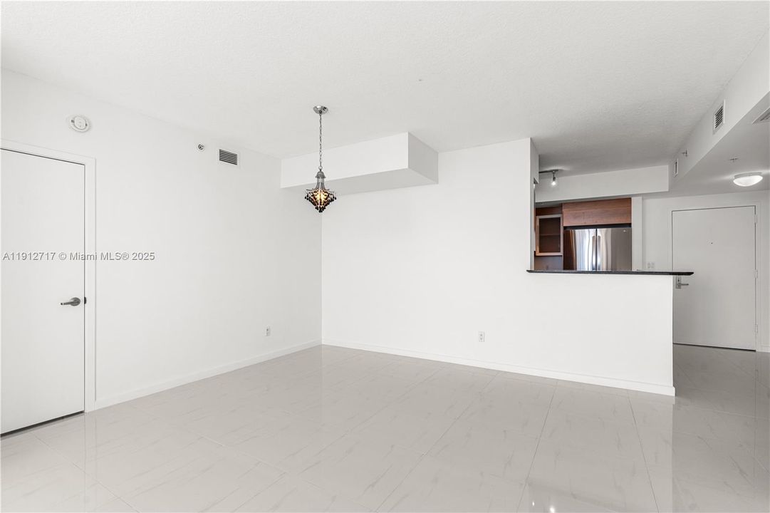 待售: $695,000 (2 贝兹, 2 浴室, 1227 平方英尺)