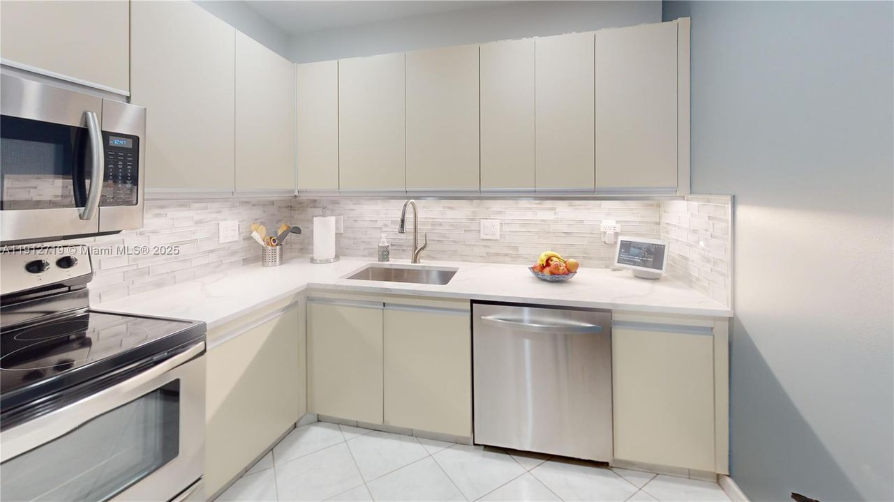 На продажу: $350,000 (2 спален, 2 ванн, 1280 Квадратных фут)