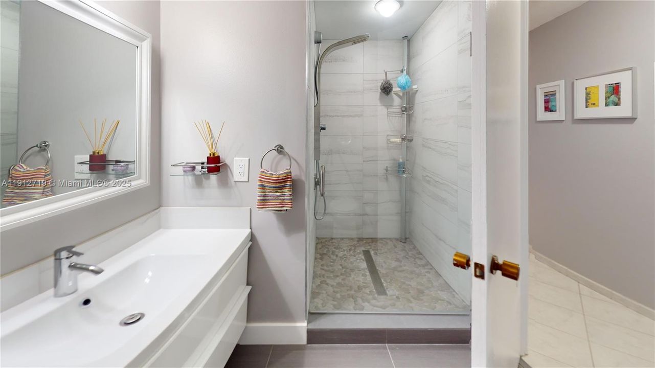 На продажу: $350,000 (2 спален, 2 ванн, 1280 Квадратных фут)