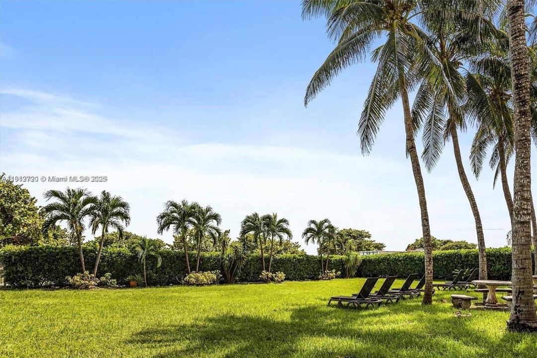 For Sale: $885,000 (2 beds, 2 baths, 987 Square Feet)