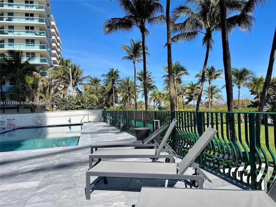 For Sale: $885,000 (2 beds, 2 baths, 987 Square Feet)