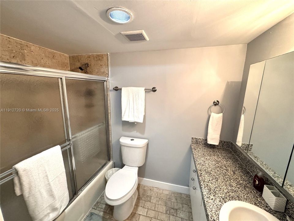 For Sale: $885,000 (2 beds, 2 baths, 987 Square Feet)