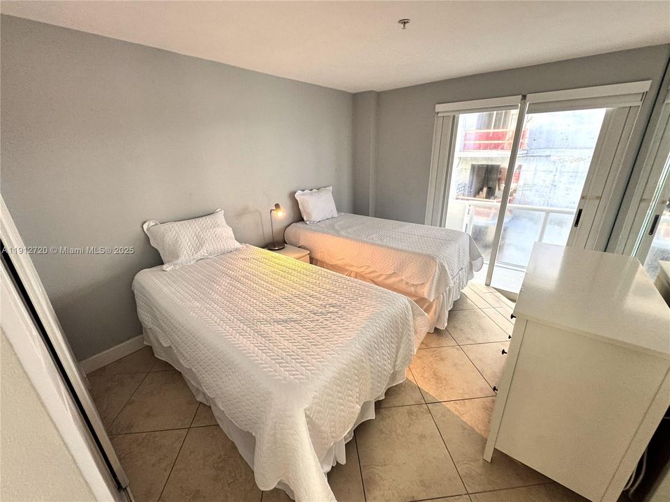 For Sale: $885,000 (2 beds, 2 baths, 987 Square Feet)