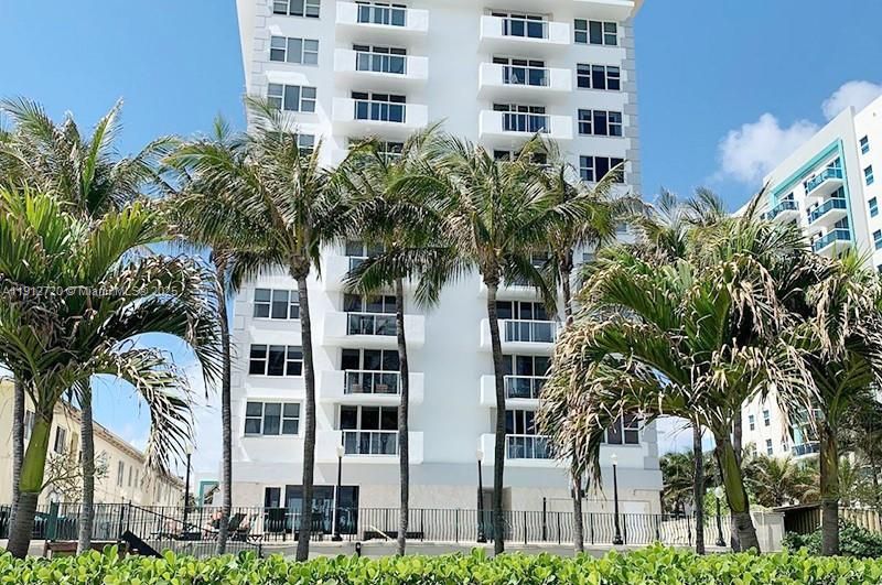 For Sale: $885,000 (2 beds, 2 baths, 987 Square Feet)