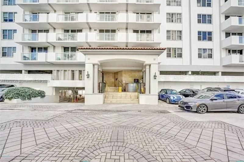 For Sale: $885,000 (2 beds, 2 baths, 987 Square Feet)