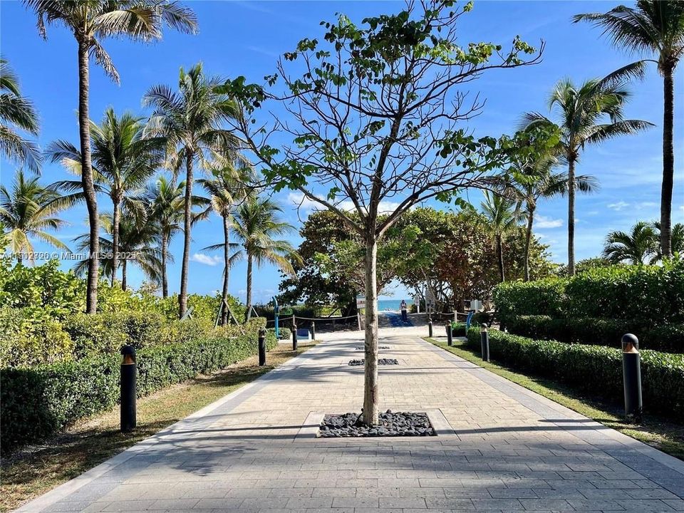 For Sale: $885,000 (2 beds, 2 baths, 987 Square Feet)