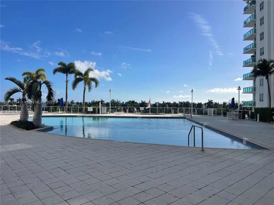 For Sale: $515,000 (2 beds, 2 baths, 1251 Square Feet)