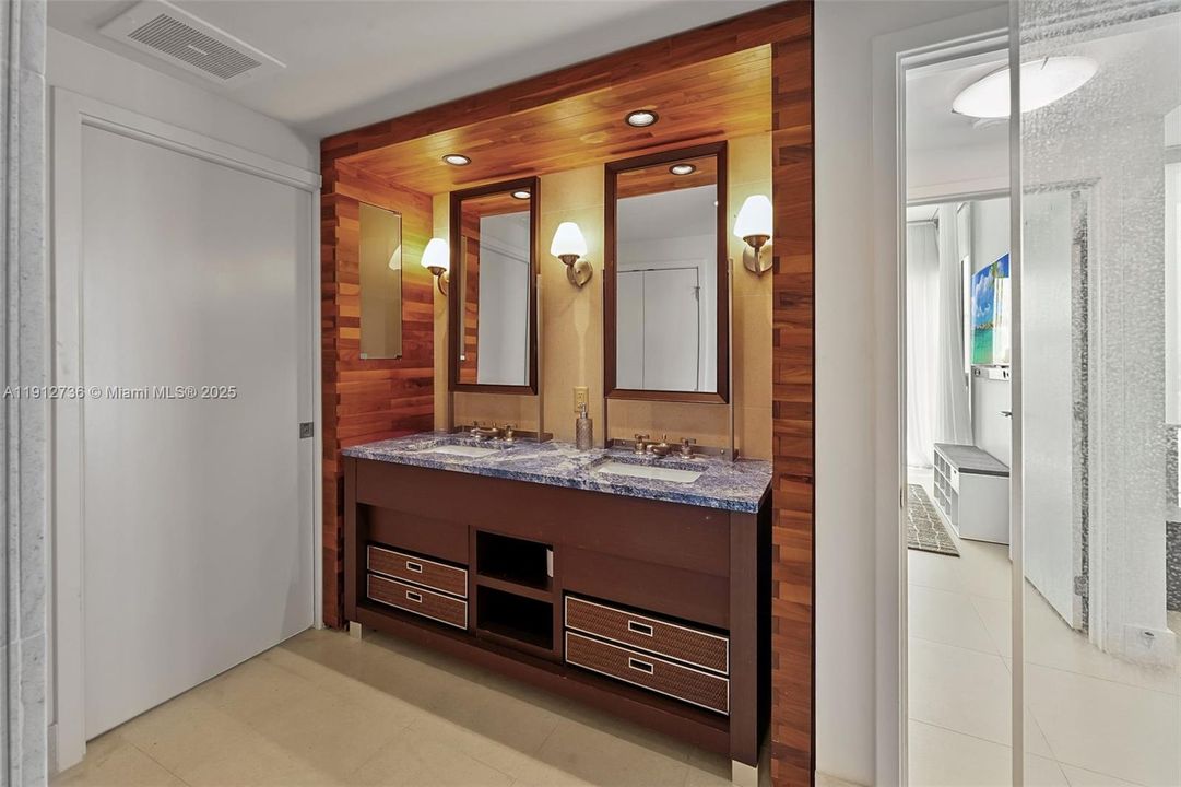 For Sale: $795,000 (1 beds, 1 baths, 820 Square Feet)