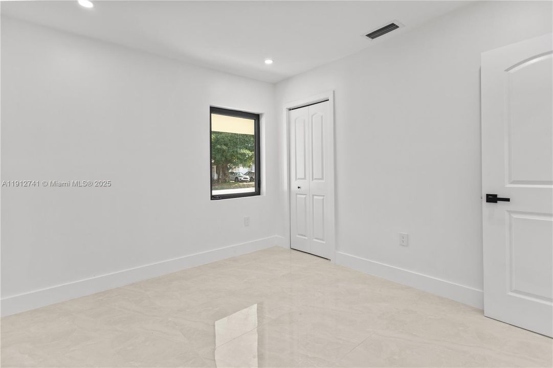 待售: $585,000 (5 贝兹, 3 浴室, 1432 平方英尺)