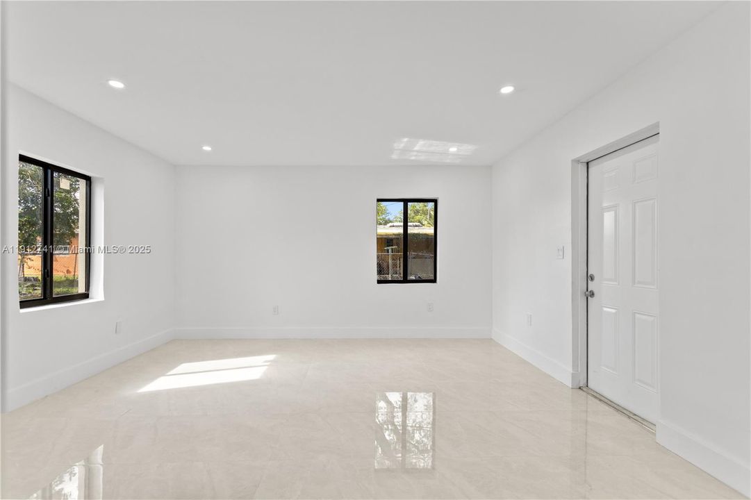 待售: $585,000 (5 贝兹, 3 浴室, 1432 平方英尺)