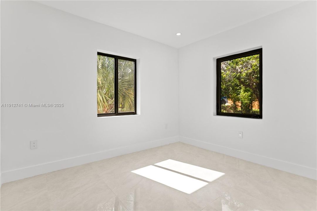 待售: $585,000 (5 贝兹, 3 浴室, 1432 平方英尺)