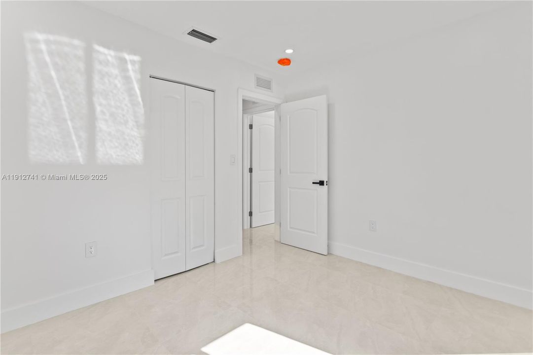 待售: $585,000 (5 贝兹, 3 浴室, 1432 平方英尺)