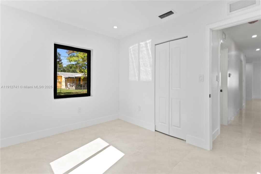 待售: $585,000 (5 贝兹, 3 浴室, 1432 平方英尺)