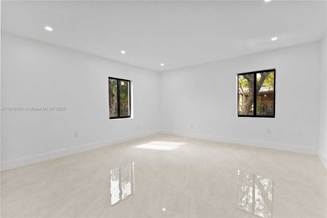 待售: $585,000 (5 贝兹, 3 浴室, 1432 平方英尺)