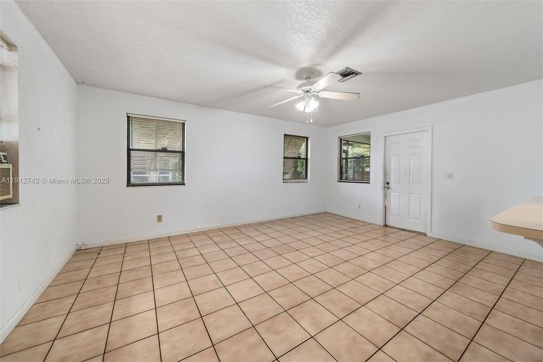 For Sale: $449,000 (2 beds, 1 baths, 1254 Square Feet)
