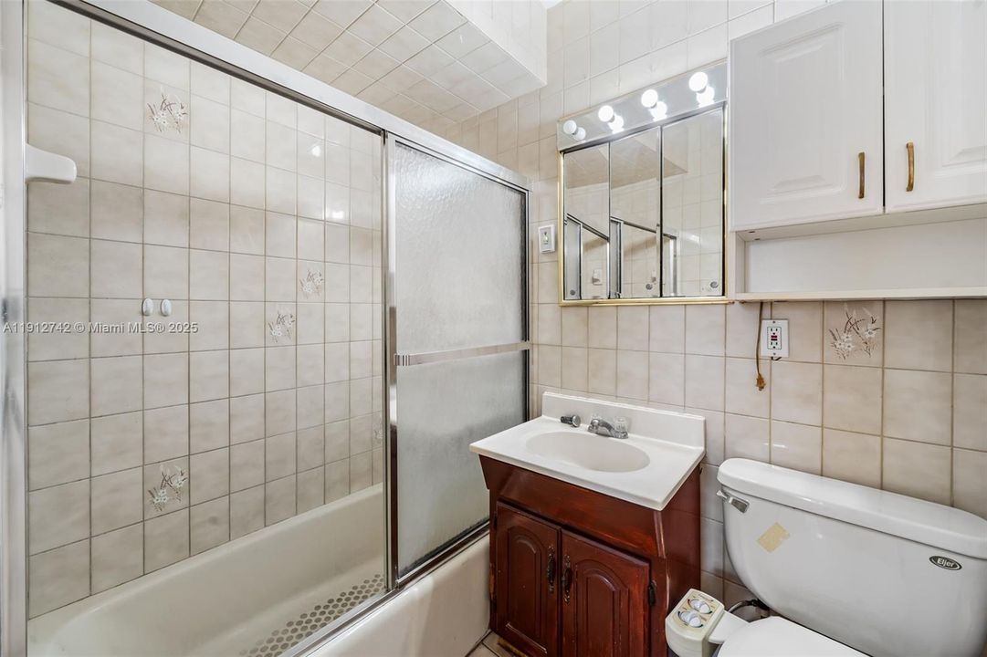 For Sale: $449,000 (2 beds, 1 baths, 1254 Square Feet)