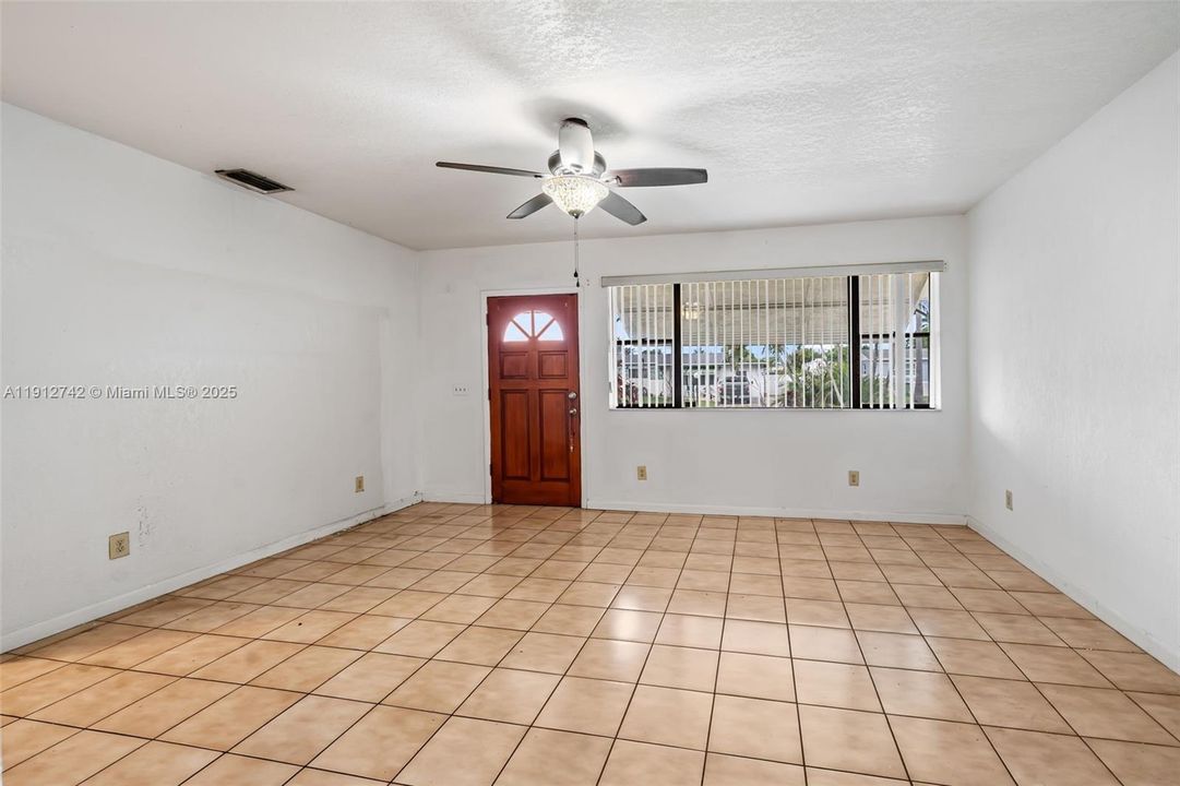 For Sale: $449,000 (2 beds, 1 baths, 1254 Square Feet)