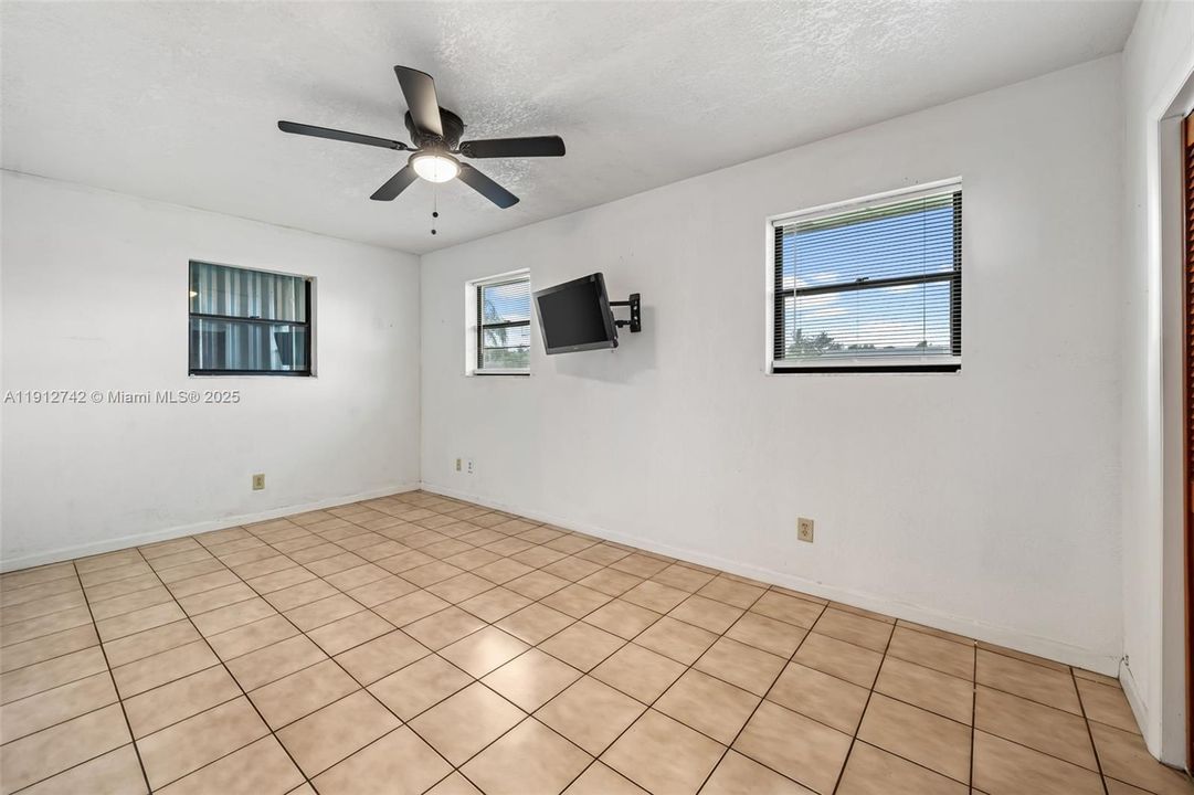 For Sale: $449,000 (2 beds, 1 baths, 1254 Square Feet)