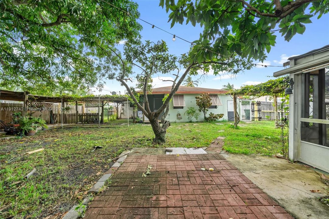 For Sale: $449,000 (2 beds, 1 baths, 1254 Square Feet)