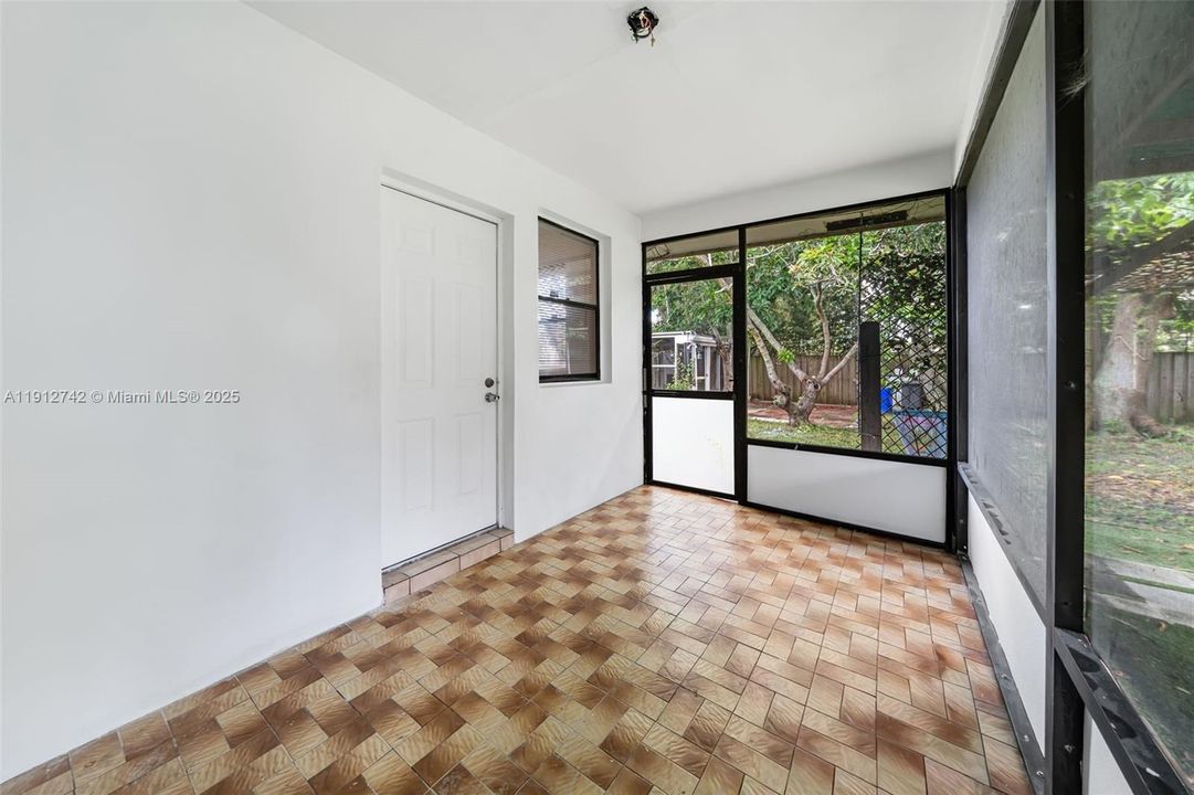 For Sale: $449,000 (2 beds, 1 baths, 1254 Square Feet)