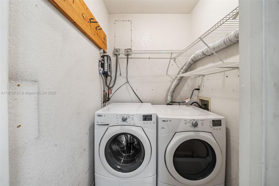 For Sale: $449,000 (2 beds, 1 baths, 1254 Square Feet)