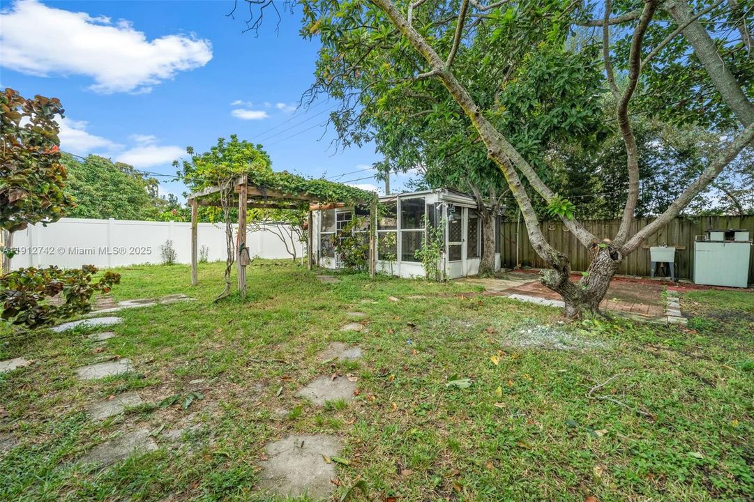 For Sale: $449,000 (2 beds, 1 baths, 1254 Square Feet)