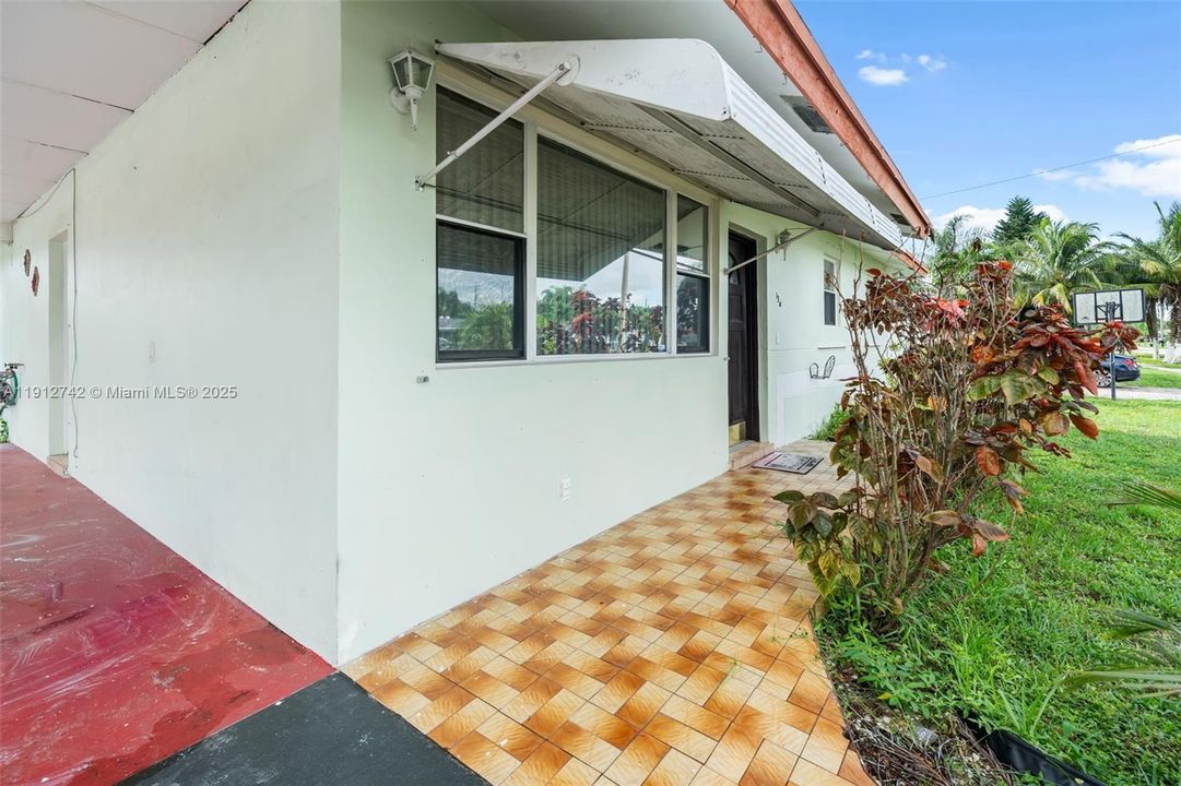 For Sale: $449,000 (2 beds, 1 baths, 1254 Square Feet)