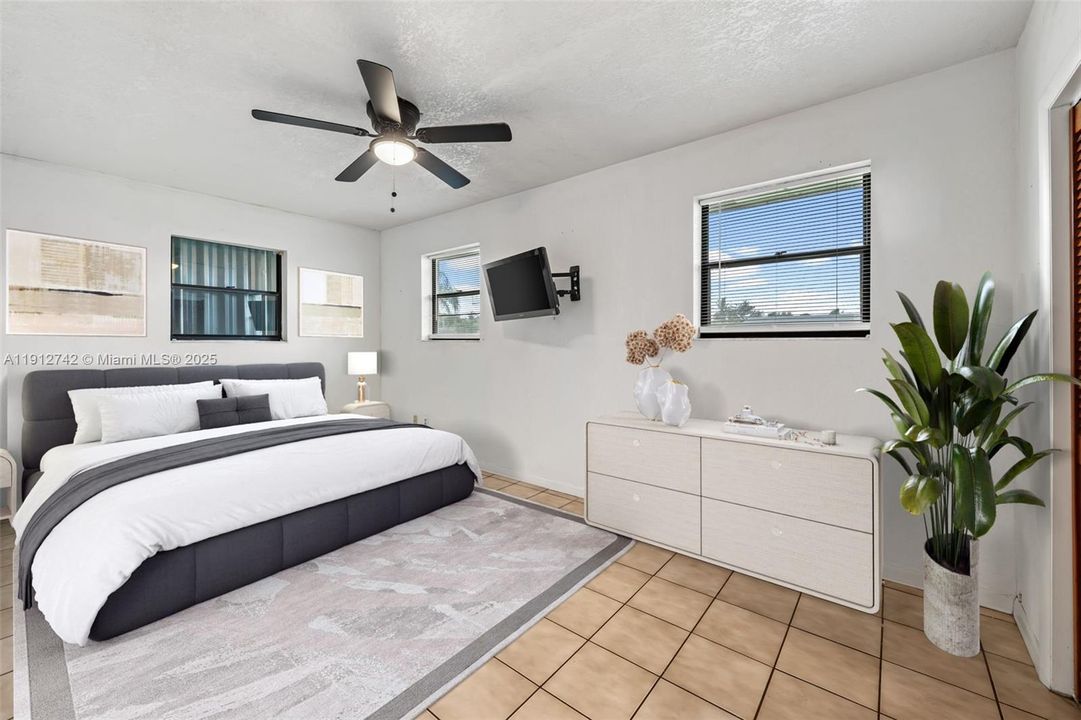 For Sale: $449,000 (2 beds, 1 baths, 1254 Square Feet)