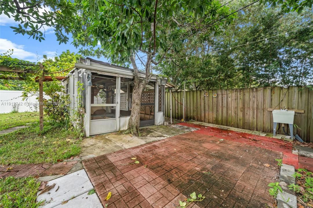 For Sale: $449,000 (2 beds, 1 baths, 1254 Square Feet)