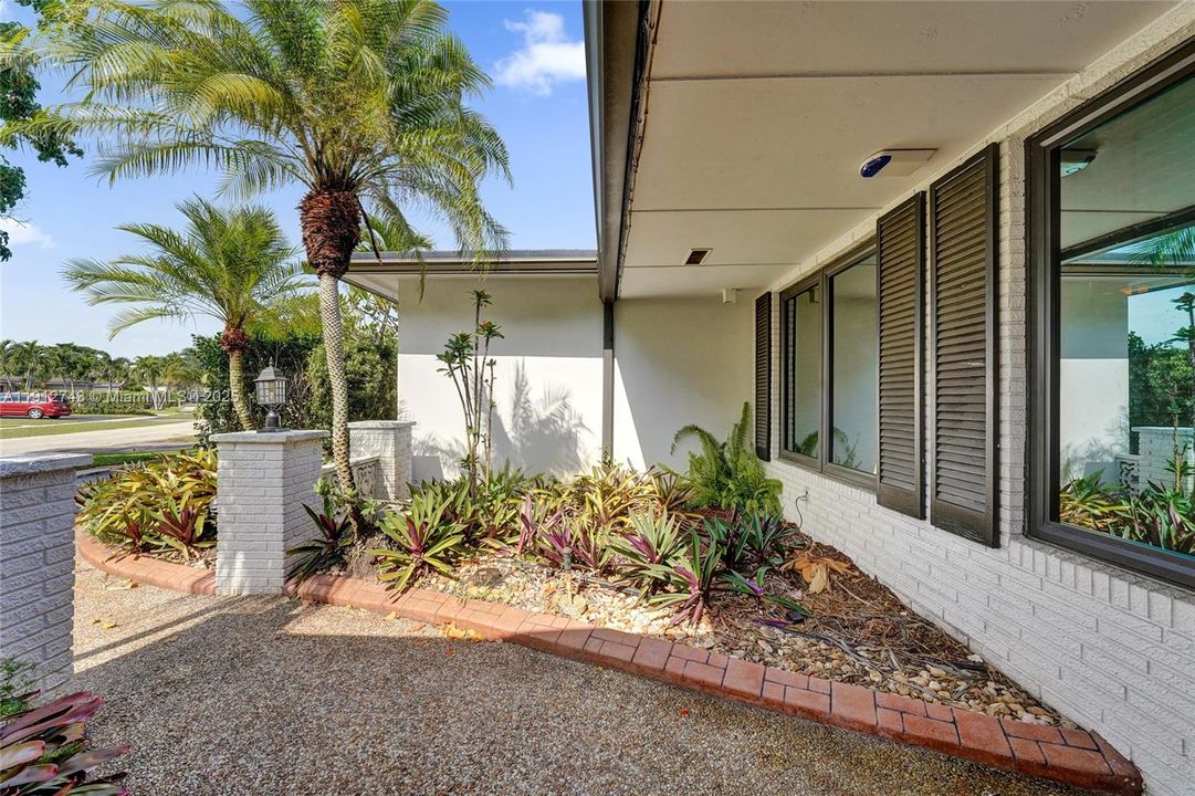 Active With Contract: $549,900 (3 beds, 2 baths, 1637 Square Feet)