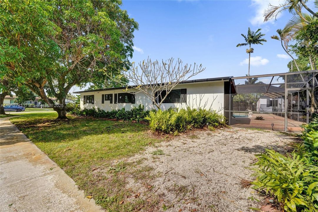 Active With Contract: $549,900 (3 beds, 2 baths, 1637 Square Feet)