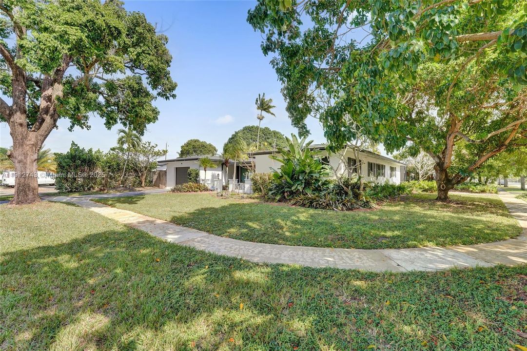 Active With Contract: $549,900 (3 beds, 2 baths, 1637 Square Feet)