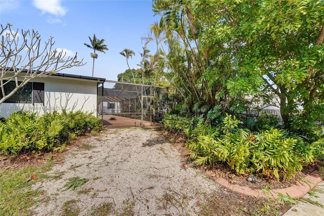 Active With Contract: $549,900 (3 beds, 2 baths, 1637 Square Feet)