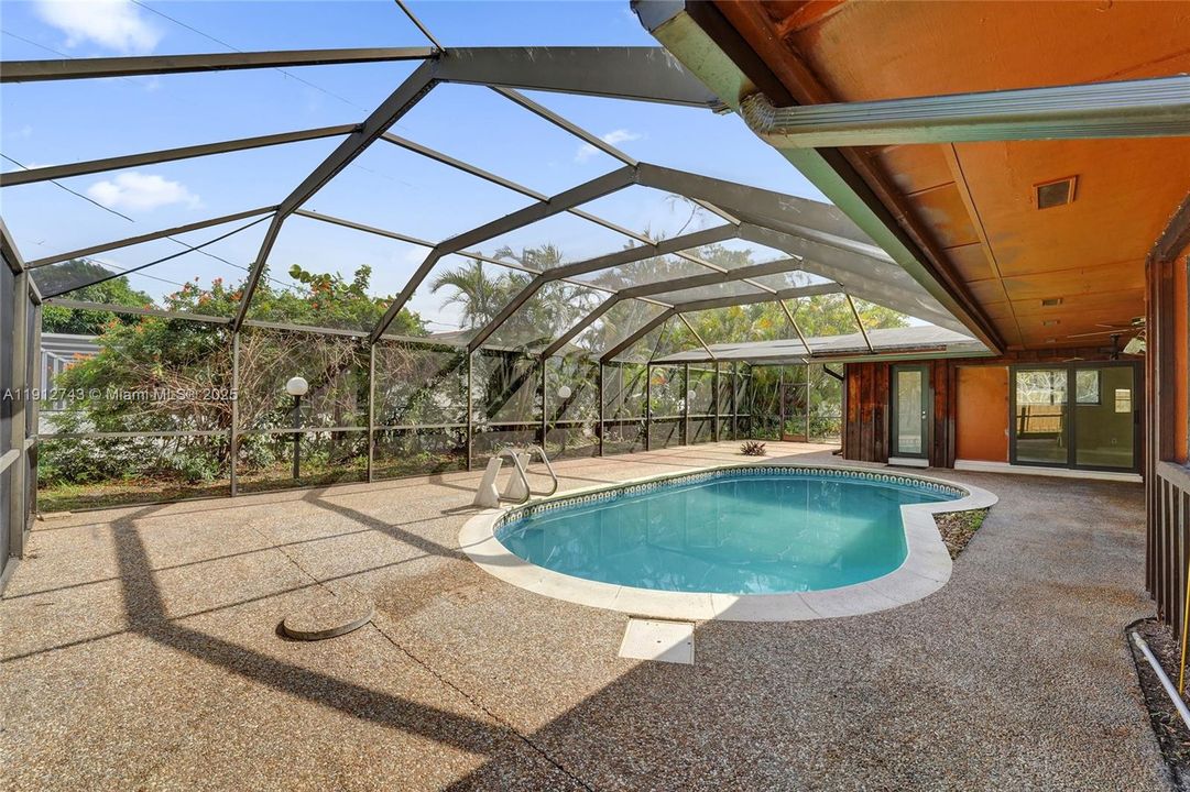 Active With Contract: $549,900 (3 beds, 2 baths, 1637 Square Feet)