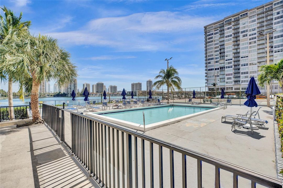 На продажу: $189,500 (1 спален, 1 ванн, 870 Квадратных фут)