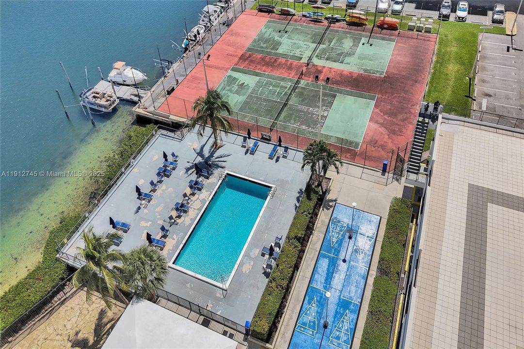 На продажу: $189,500 (1 спален, 1 ванн, 870 Квадратных фут)