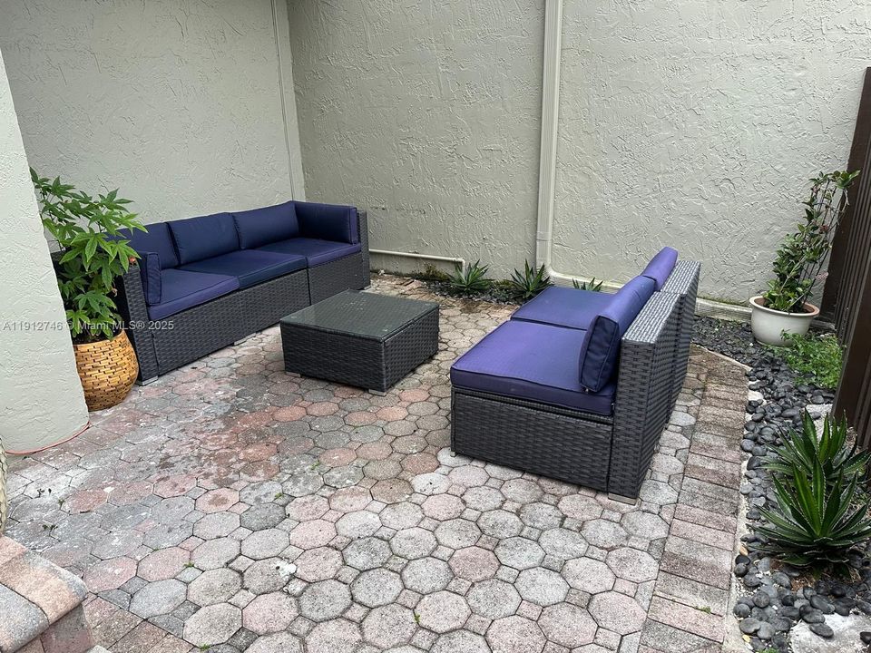 Recientemente alquilado: $2,590 (2 camas, 2 baños, 1005 Pies cuadrados)