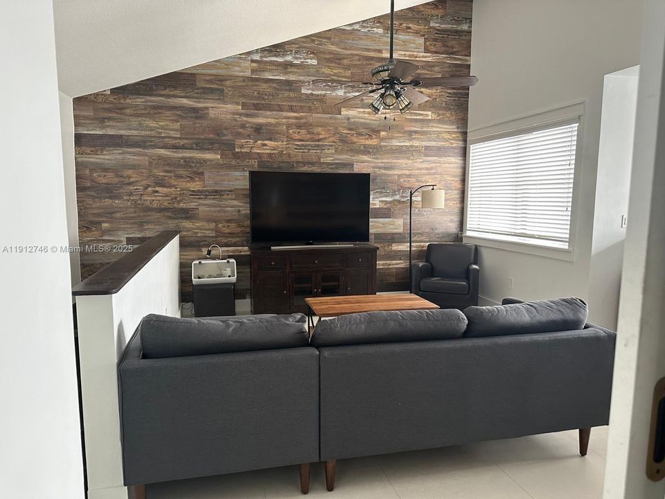 Recientemente alquilado: $2,590 (2 camas, 2 baños, 1005 Pies cuadrados)