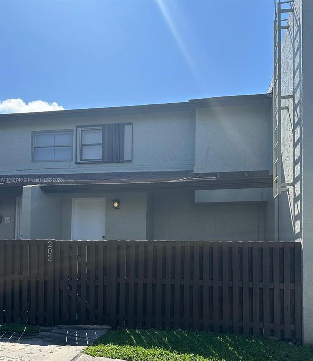 Recientemente alquilado: $2,590 (2 camas, 2 baños, 1005 Pies cuadrados)