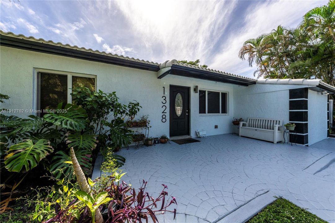 Active With Contract: $925,000 (2 beds, 1 baths, 1298 Square Feet)