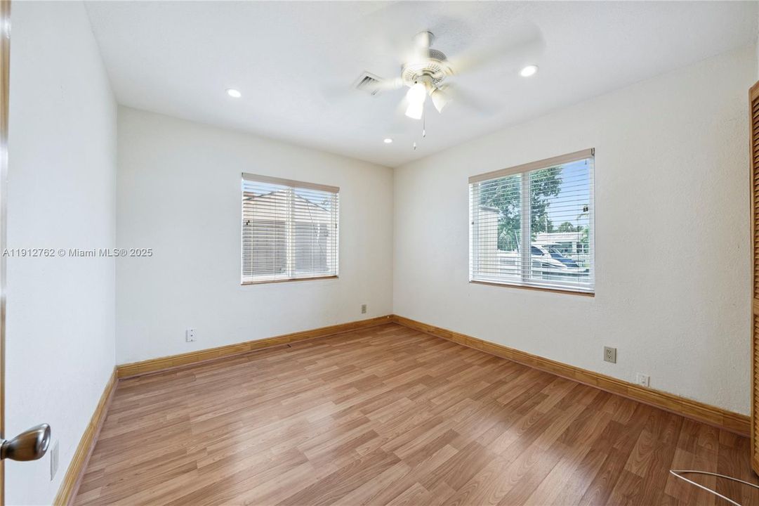 Active With Contract: $925,000 (2 beds, 1 baths, 1298 Square Feet)