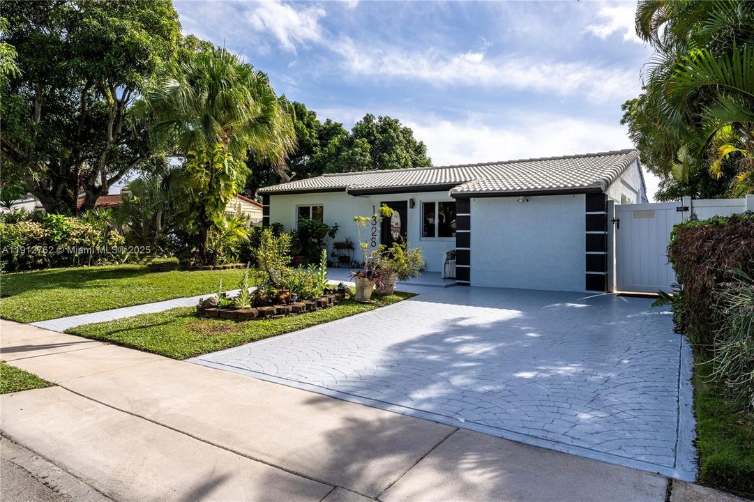 Active With Contract: $925,000 (2 beds, 1 baths, 1298 Square Feet)