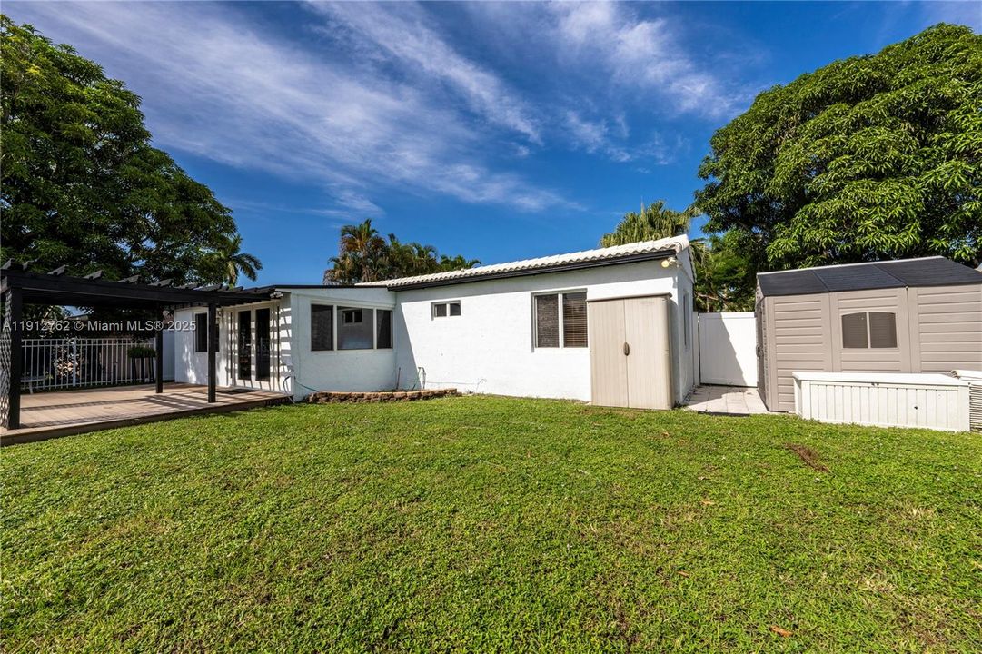 Active With Contract: $925,000 (2 beds, 1 baths, 1298 Square Feet)