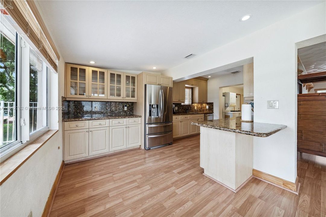 Active With Contract: $925,000 (2 beds, 1 baths, 1298 Square Feet)