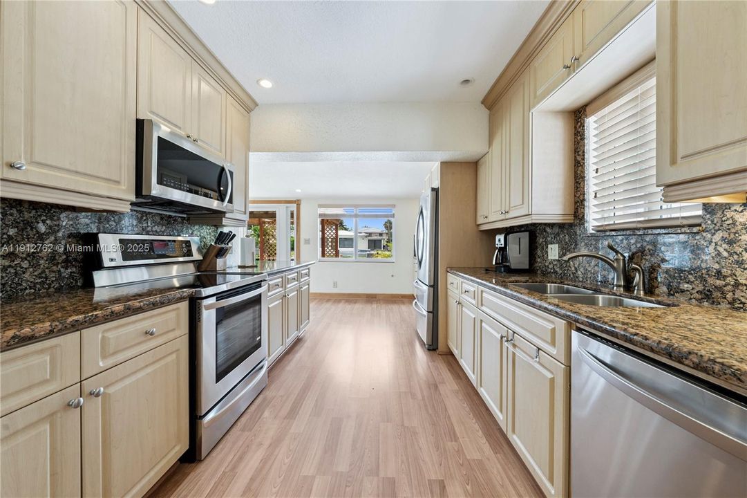 Active With Contract: $925,000 (2 beds, 1 baths, 1298 Square Feet)