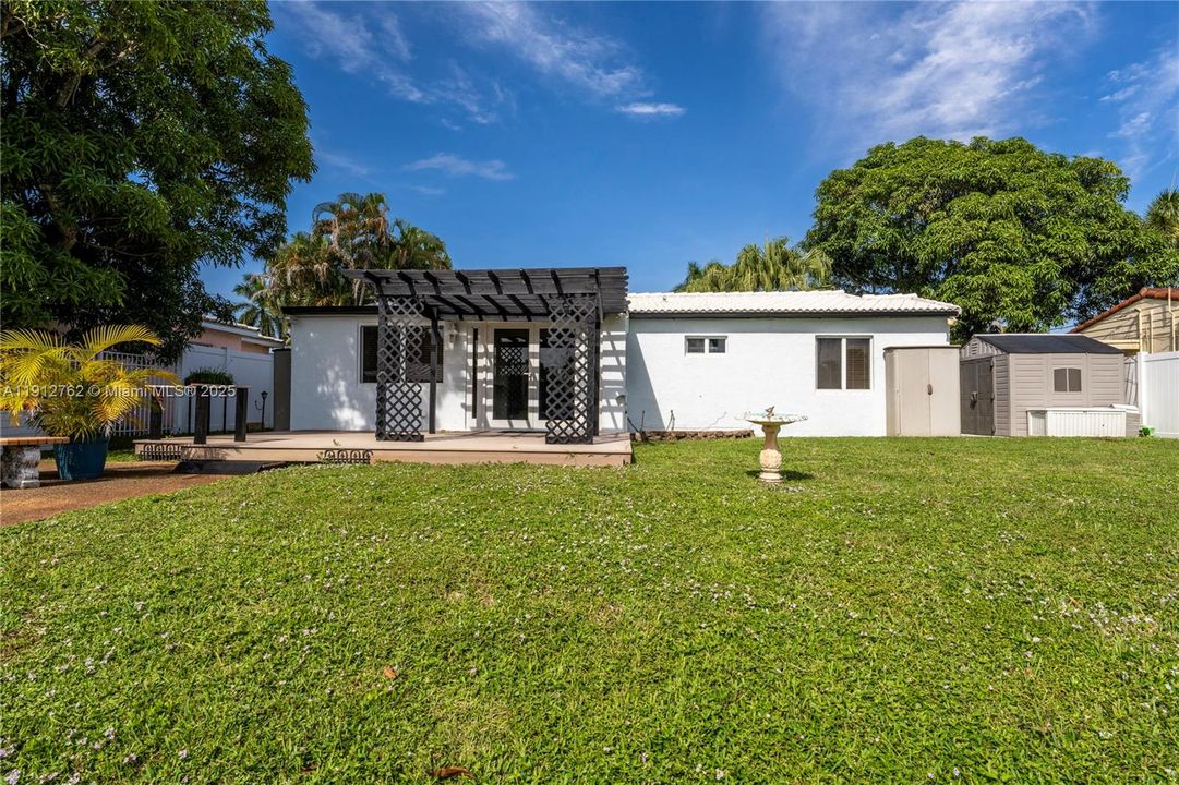 Active With Contract: $925,000 (2 beds, 1 baths, 1298 Square Feet)