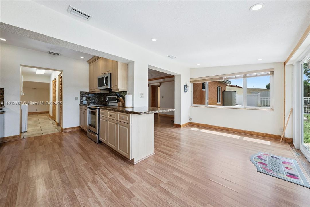 Active With Contract: $925,000 (2 beds, 1 baths, 1298 Square Feet)