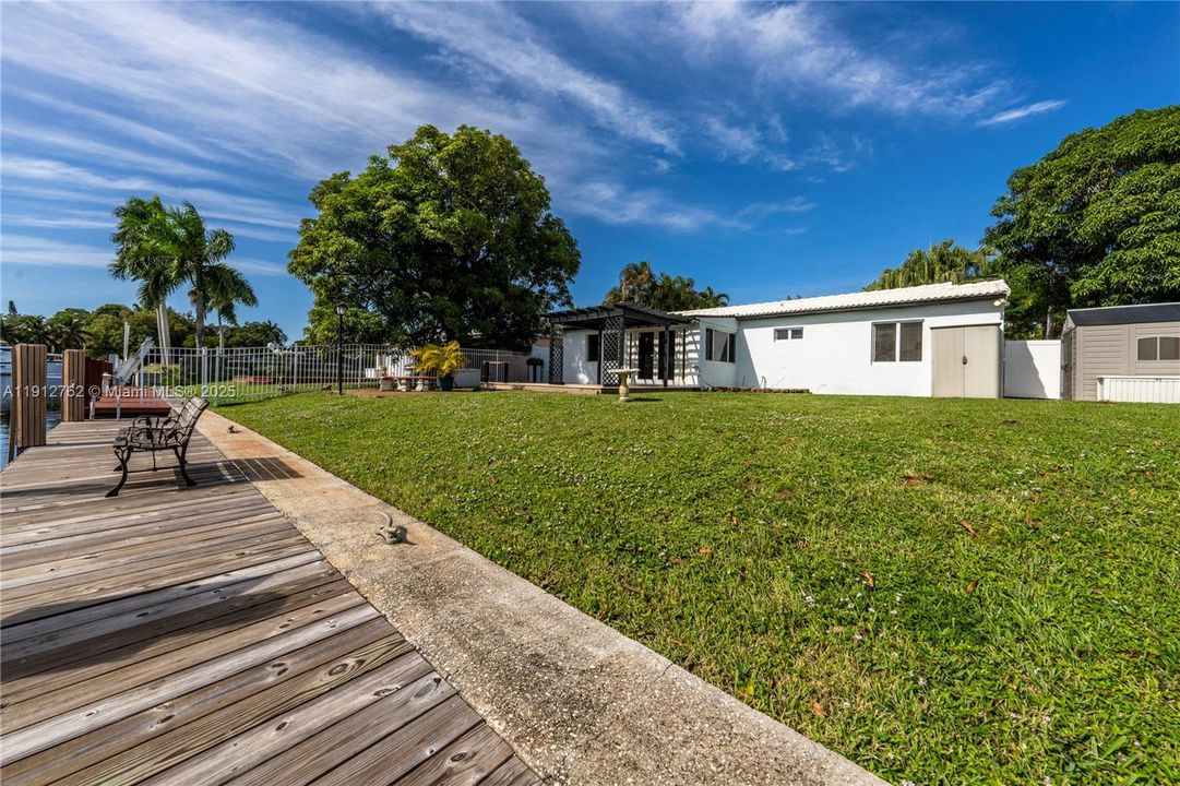 Active With Contract: $925,000 (2 beds, 1 baths, 1298 Square Feet)