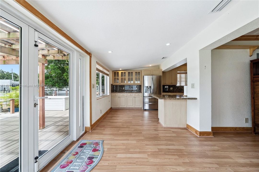 Active With Contract: $925,000 (2 beds, 1 baths, 1298 Square Feet)