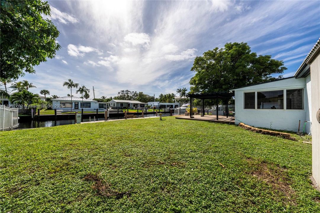 Active With Contract: $925,000 (2 beds, 1 baths, 1298 Square Feet)